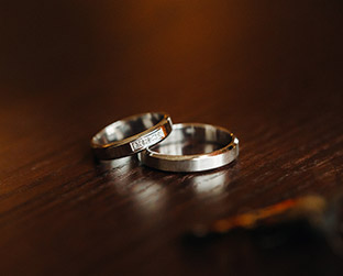 close-up-of-two-gold-wedding-rings-for-a-wedding-MZ2W9CL